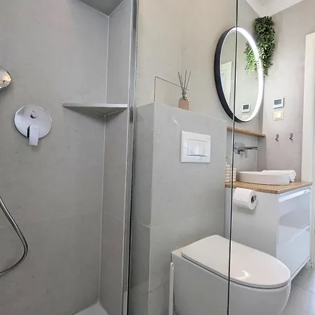 Sea View With Free Parking Apartment